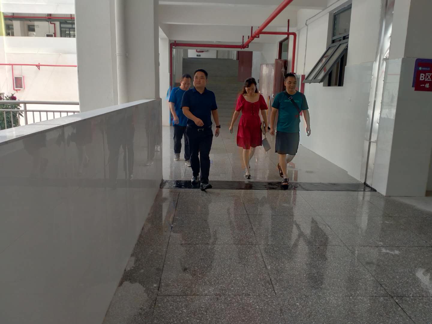 福泉市人民政府王橋順副市長(zhǎng)到堡子小學(xué)調(diào)研項(xiàng)目工程建設(shè)掃尾工作